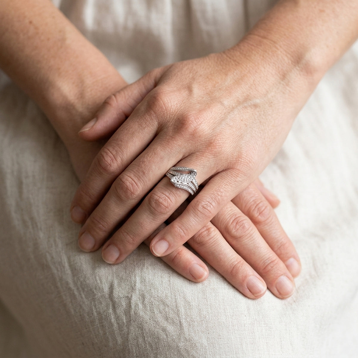 Ring mit vielen Zirkonia glänzend rhodiniert – 925er Silber, ca. 14 mm – an der Hand getragen, zweite Lifestyle-Aufnahme in anderer Perspektive