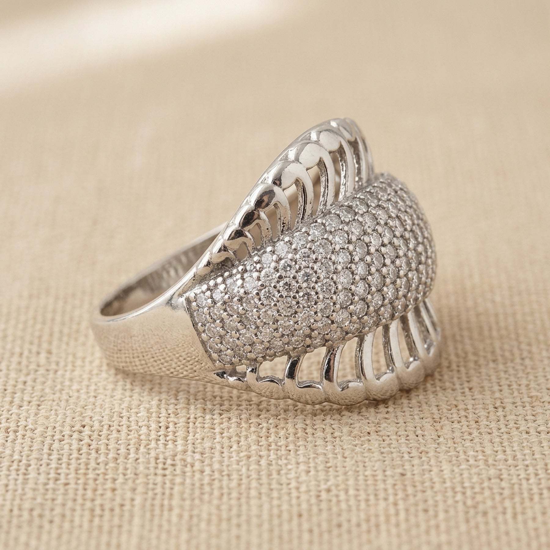 Ring mit vielen Zirkonia glänzend rhodiniert – 925er Silber, ca. 16 mm – Detailansicht des Rings vor neutralem Hintergrund