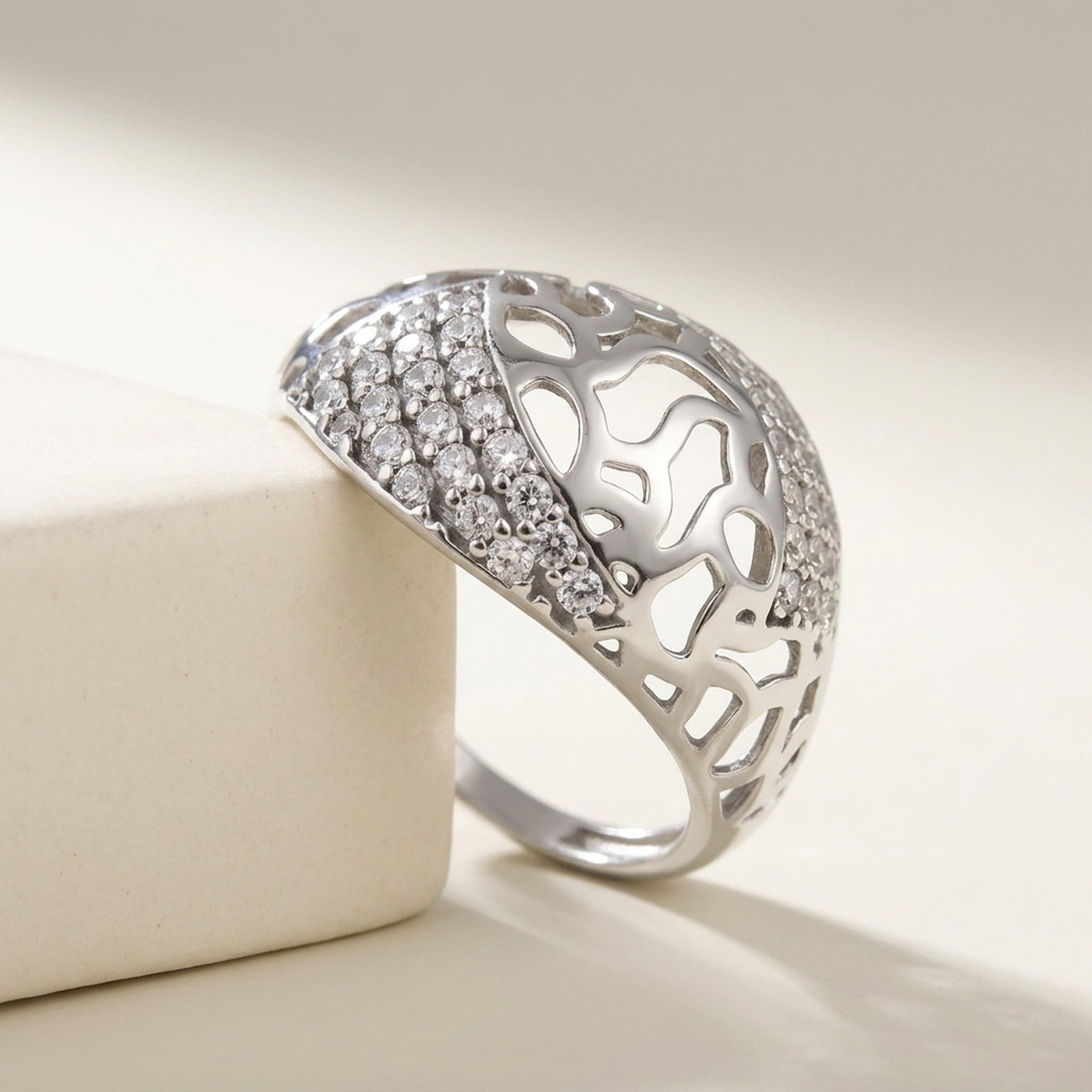 Ring mit vielen Zirkonia glänzend – 925er Silber, ca. 13 mm – Detailansicht des Rings vor neutralem Hintergrund