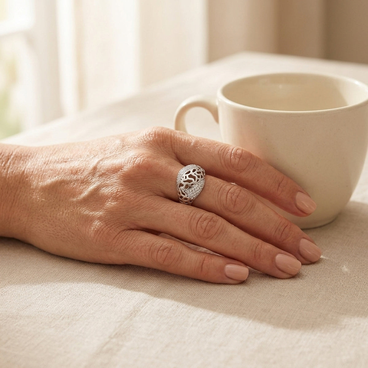 Ring mit vielen Zirkonia glänzend – 925er Silber, ca. 13 mm – an der Hand getragen, natürliche Lifestyle-Aufnahme