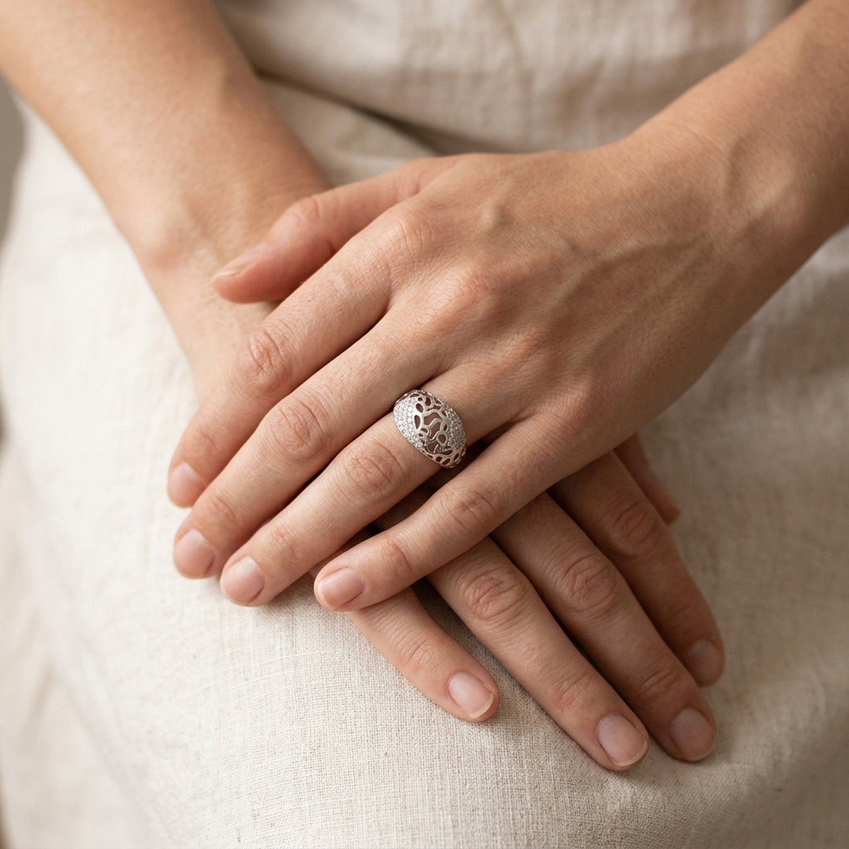 Ring mit vielen Zirkonia glänzend – 925er Silber, ca. 13 mm – an der Hand getragen, zweite Lifestyle-Aufnahme in anderer Perspektive