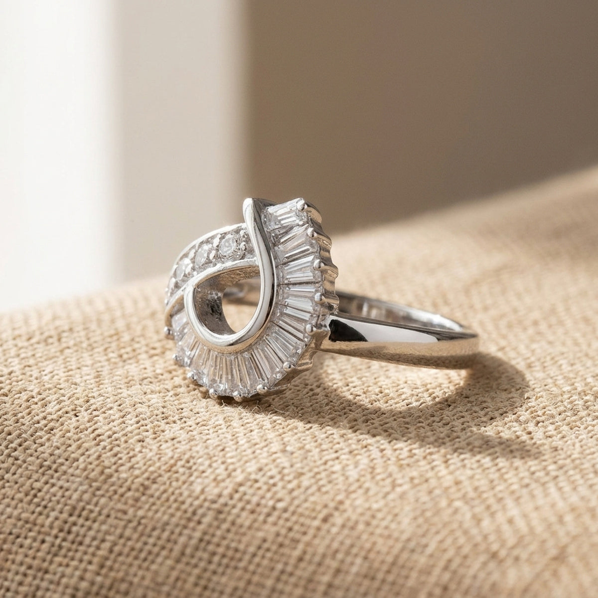 Ring mit vielen Zirkonia glänzend rhodiniert – 925er Silber, 14 mm – Detailansicht des Rings vor neutralem Hintergrund