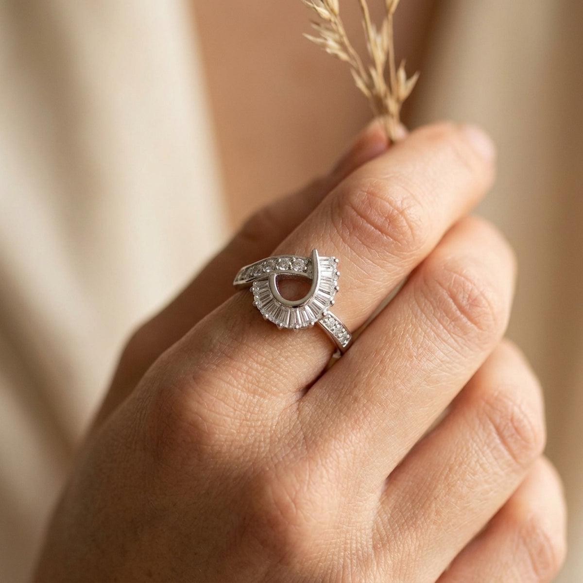 Ring mit vielen Zirkonia glänzend rhodiniert – 925er Silber, 14 mm – an der Hand getragen, zweite Lifestyle-Aufnahme in anderer Perspektive