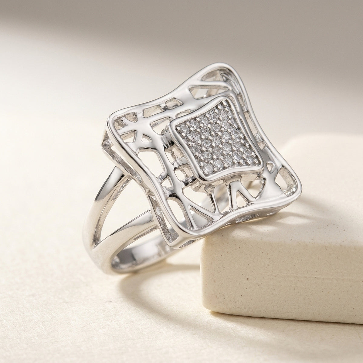 Ring mit vielen Zirkonia glänzend rhodiniert – 925er Silber, 16 mm – Detailansicht des Rings vor neutralem Hintergrund