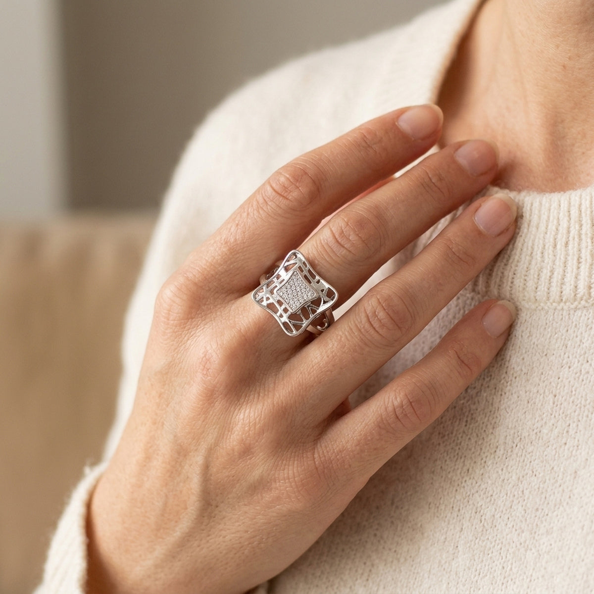 Ring mit vielen Zirkonia glänzend rhodiniert – 925er Silber, 16 mm – an der Hand getragen, natürliche Lifestyle-Aufnahme