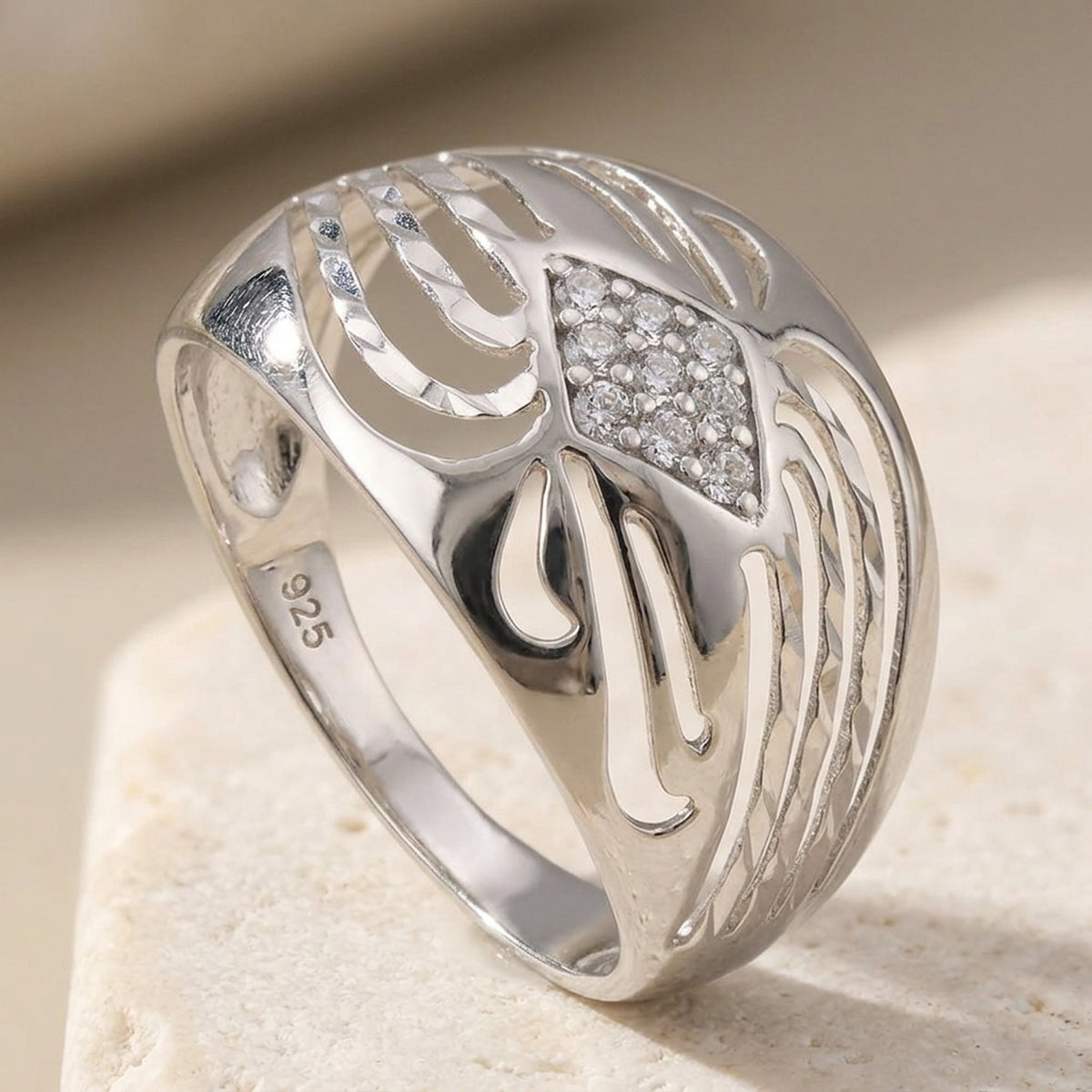 Ring mit Zirkonia glänzend diamantiert rhodiniert – 925er Silber, ca. 12 mm – Detailansicht des Rings vor neutralem Hintergrund