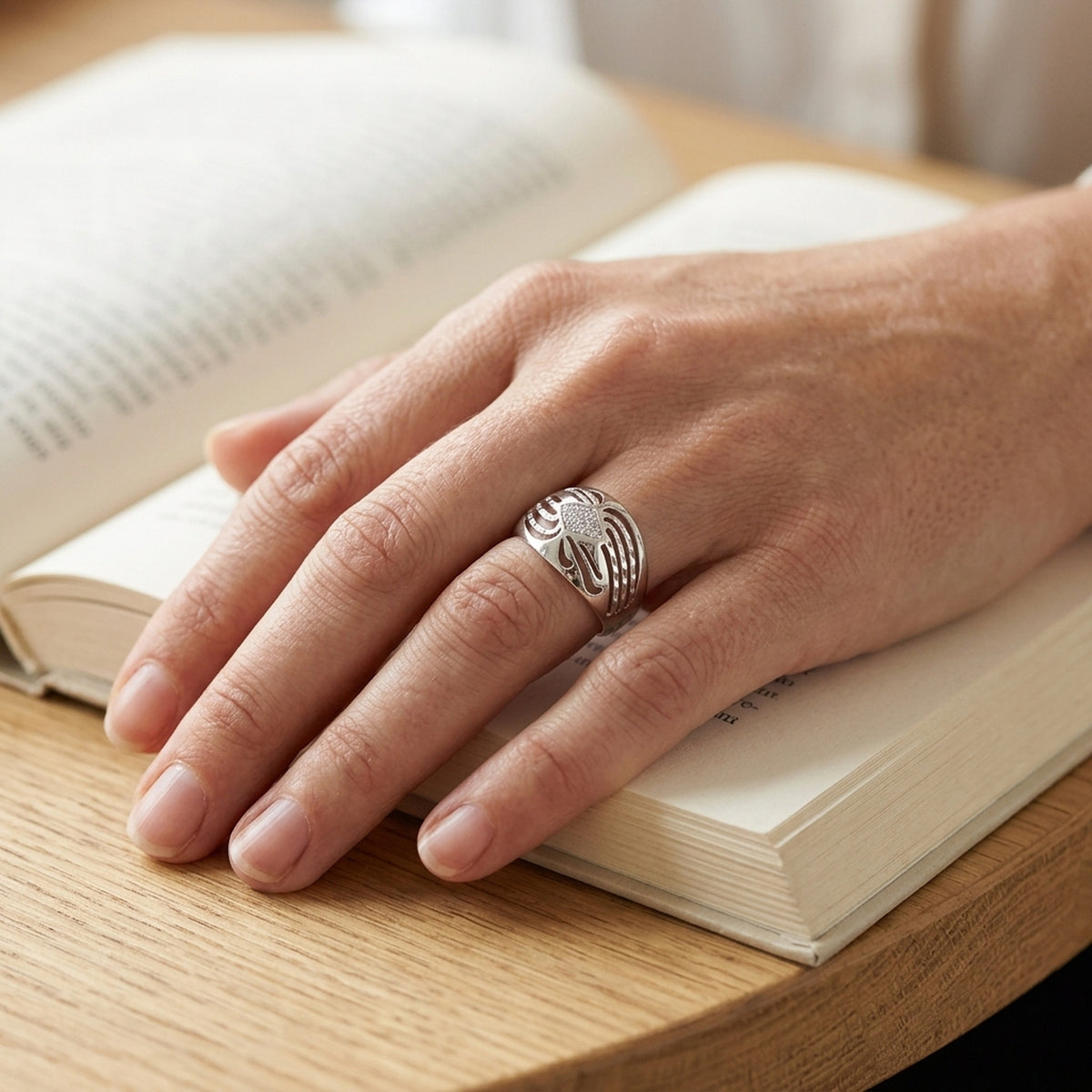 Ring mit Zirkonia glänzend diamantiert rhodiniert – 925er Silber, ca. 12 mm – an der Hand getragen, natürliche Lifestyle-Aufnahme