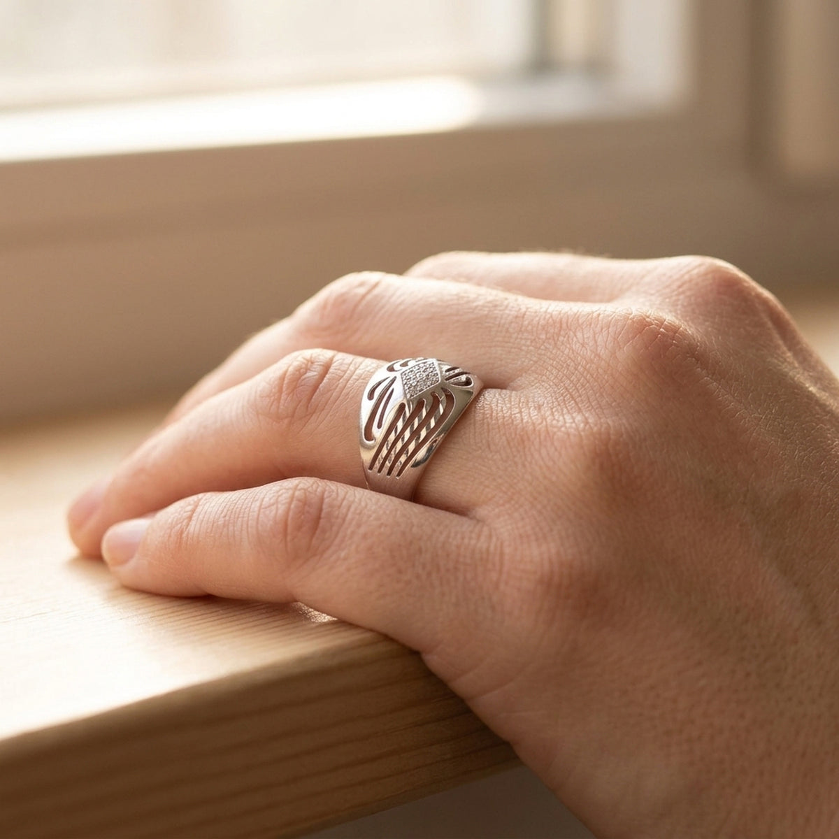 Ring mit Zirkonia glänzend diamantiert rhodiniert – 925er Silber, ca. 12 mm – an der Hand getragen, zweite Lifestyle-Aufnahme in anderer Perspektive