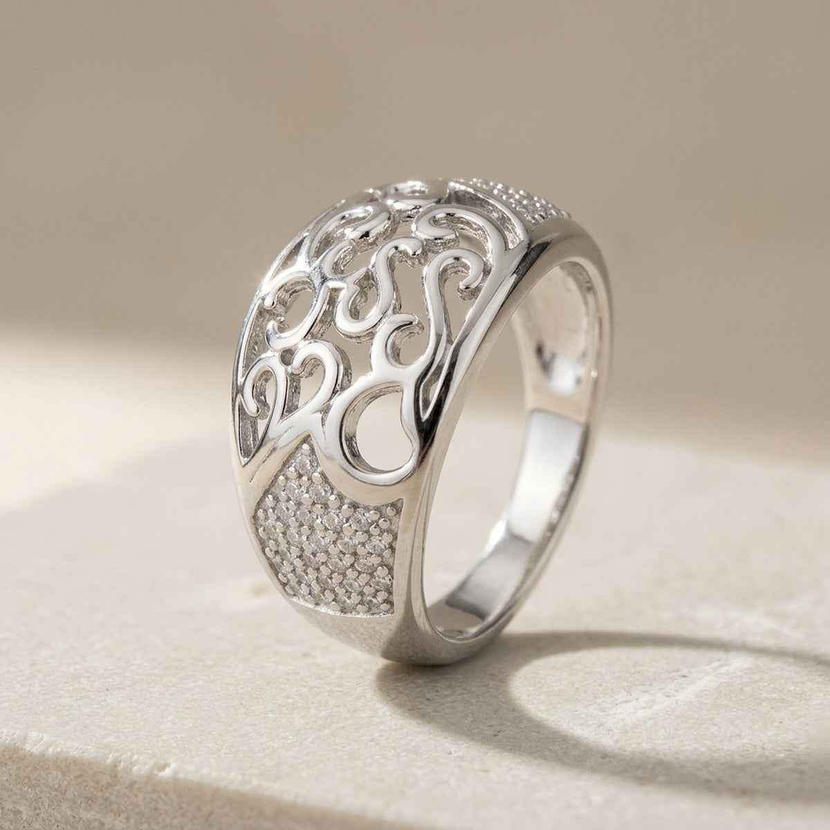 Ring mit Zirkonia glänzend rhodiniert – 925er Silber, 10 mm – Detailansicht des Rings vor neutralem Hintergrund