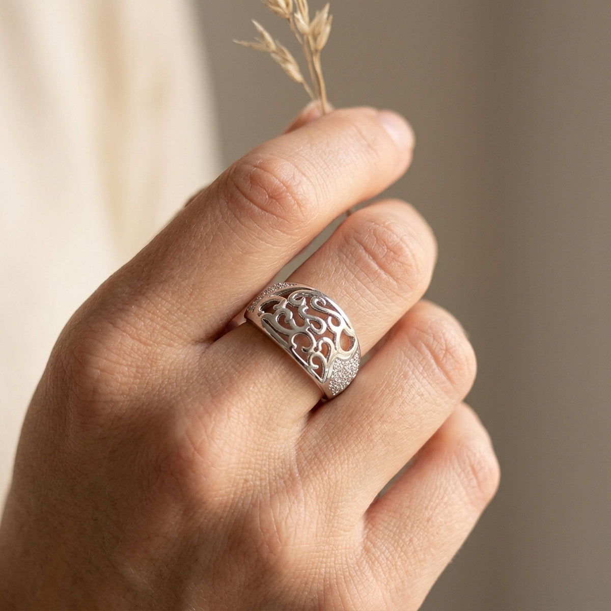 Ring mit Zirkonia glänzend rhodiniert – 925er Silber, 10 mm – an der Hand getragen, zweite Lifestyle-Aufnahme in anderer Perspektive