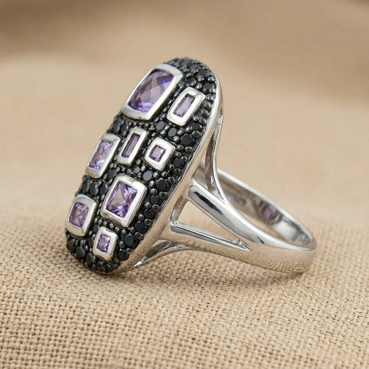 Ring mit Zirkonia lila-schwarz glänzend rhodiniert – 925er Silber, 13 × 22 mm – Detailansicht des Rings vor neutralem Hintergrund