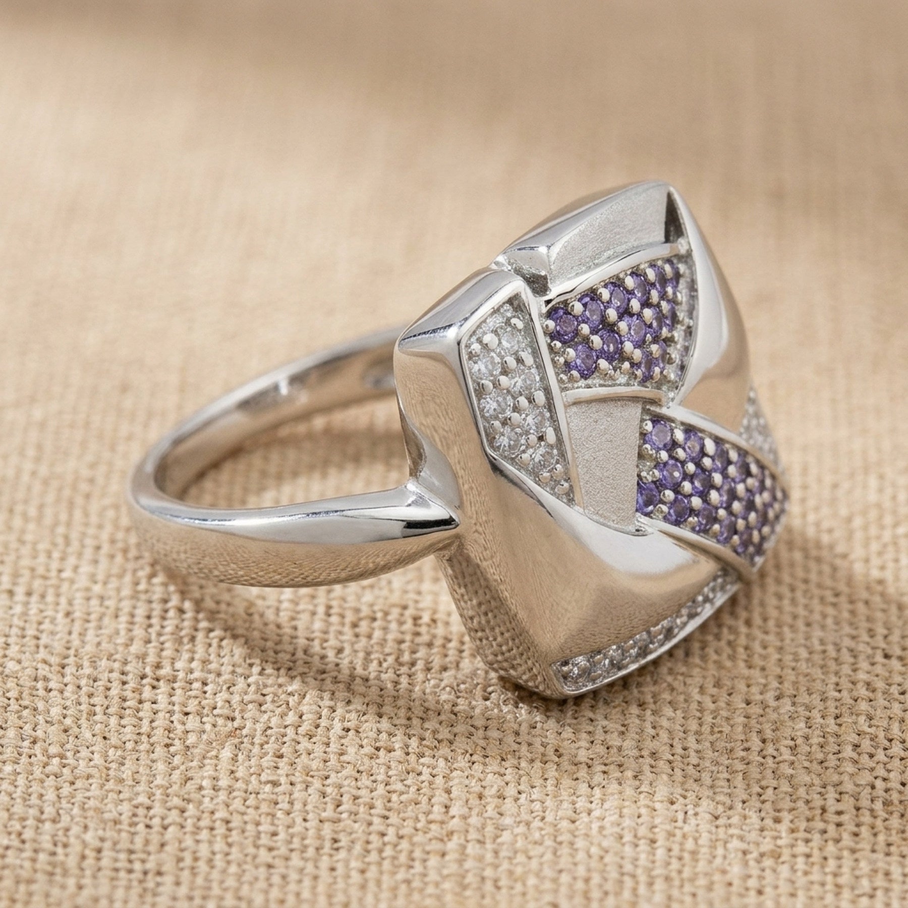 Ring mit Zirkonia lila-weiß matt-glänzend rhodiniert – 925er Silber, 16 × 16 mm – Detailansicht des Rings vor neutralem Hintergrund