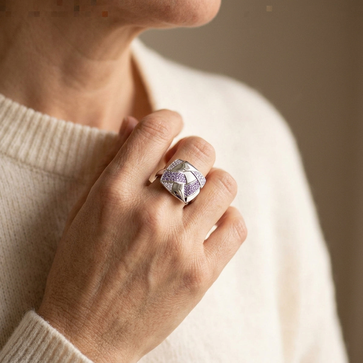 Ring mit Zirkonia lila-weiß matt-glänzend rhodiniert – 925er Silber, 16 × 16 mm – an der Hand getragen, natürliche Lifestyle-Aufnahme