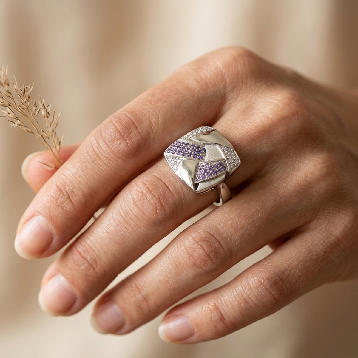 Ring mit Zirkonia lila-weiß matt-glänzend rhodiniert – 925er Silber, 16 × 16 mm – an der Hand getragen, zweite Lifestyle-Aufnahme in anderer Perspektive