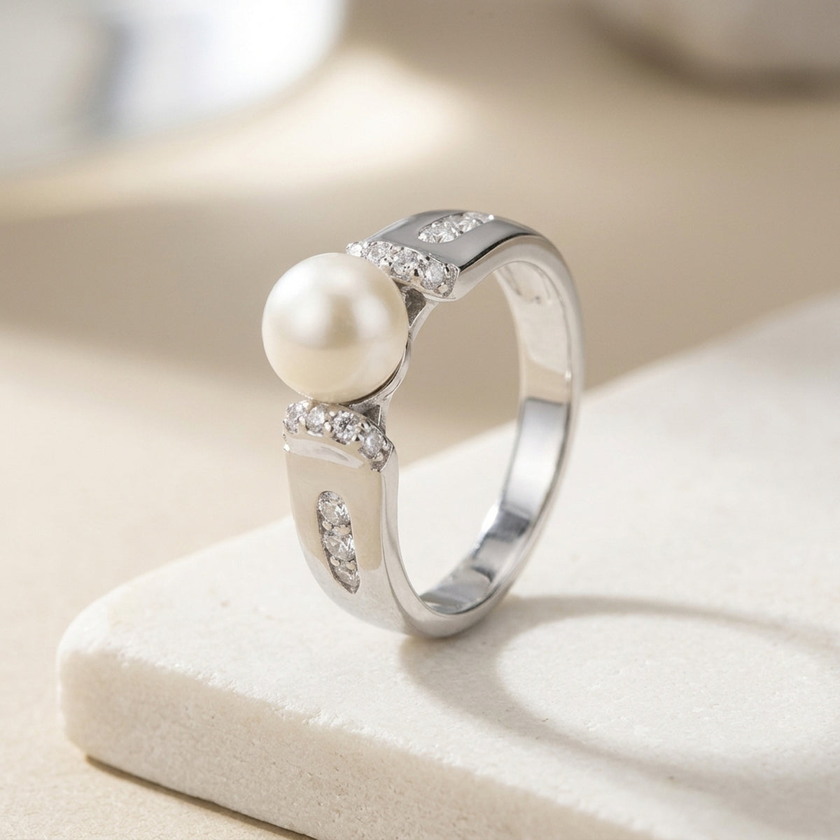 Ring mit Zuchtperle und vielen Zirkonia rhodiniert – 925er Silber, 7 mm – Detailansicht des Rings vor neutralem Hintergrund