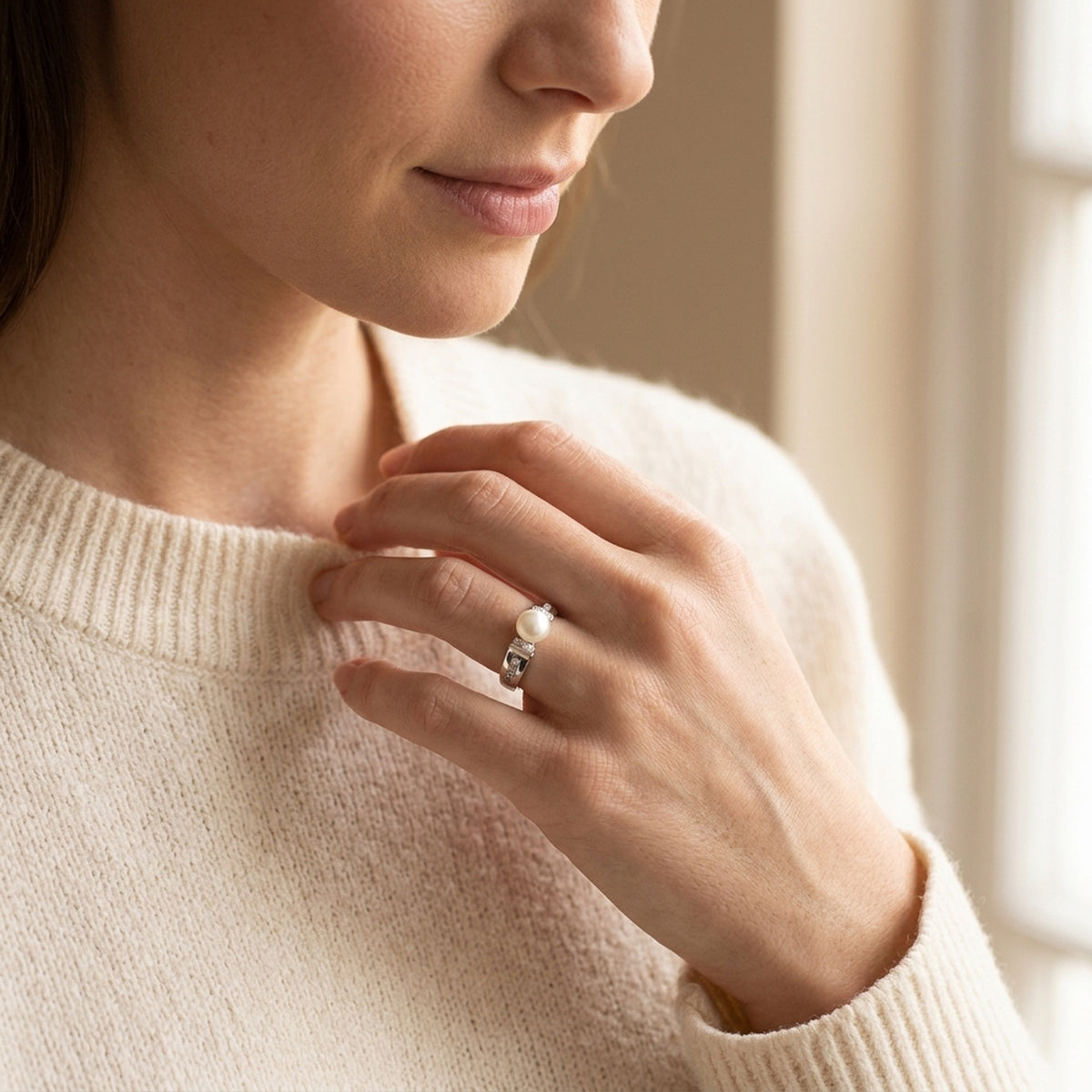 Ring mit Zuchtperle und vielen Zirkonia rhodiniert – 925er Silber, 7 mm – an der Hand getragen, natürliche Lifestyle-Aufnahme