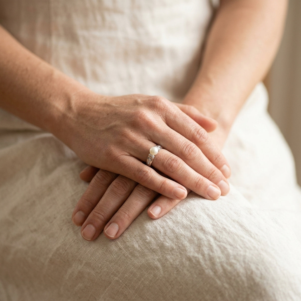 Ring mit Zuchtperle und vielen Zirkonia rhodiniert – 925er Silber, 7 mm – an der Hand getragen, zweite Lifestyle-Aufnahme in anderer Perspektive