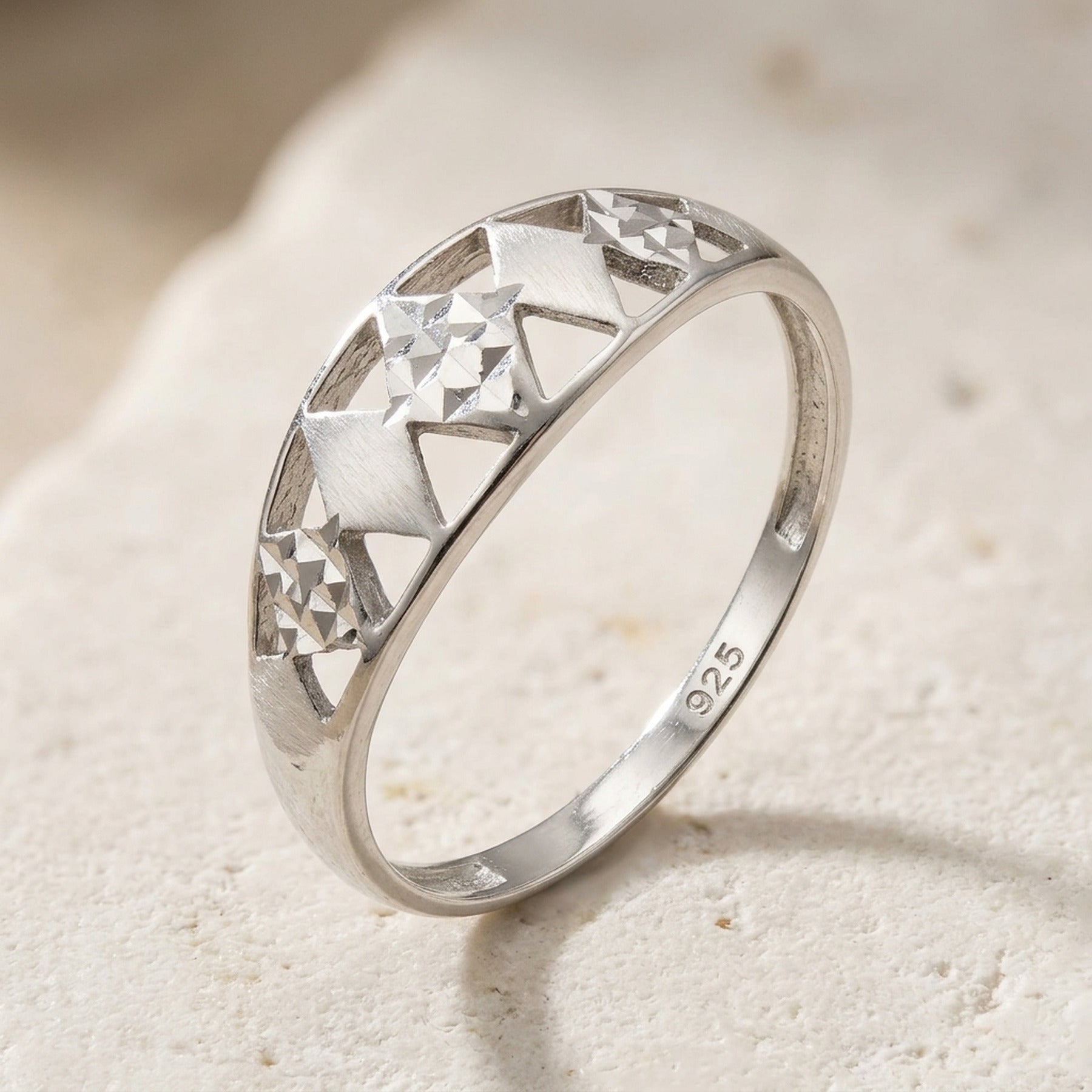 Ring Muster ausgestanzt matt-glänzend diamantiert rhodiniert – 925er Silber, 7 mm – Detailansicht des Rings vor neutralem Hintergrund