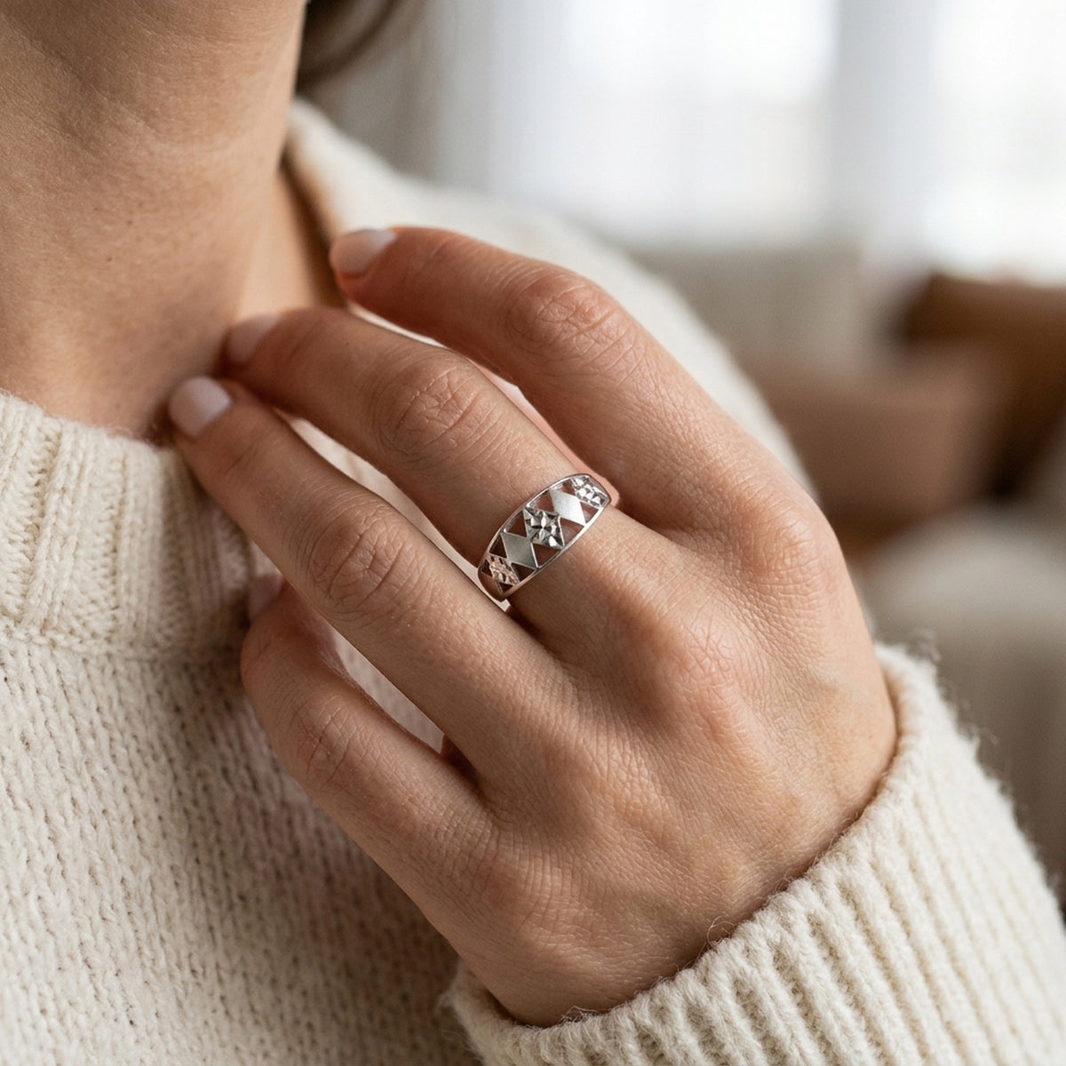 Ring Muster ausgestanzt matt-glänzend diamantiert rhodiniert – 925er Silber, 7 mm – an der Hand getragen, natürliche Lifestyle-Aufnahme