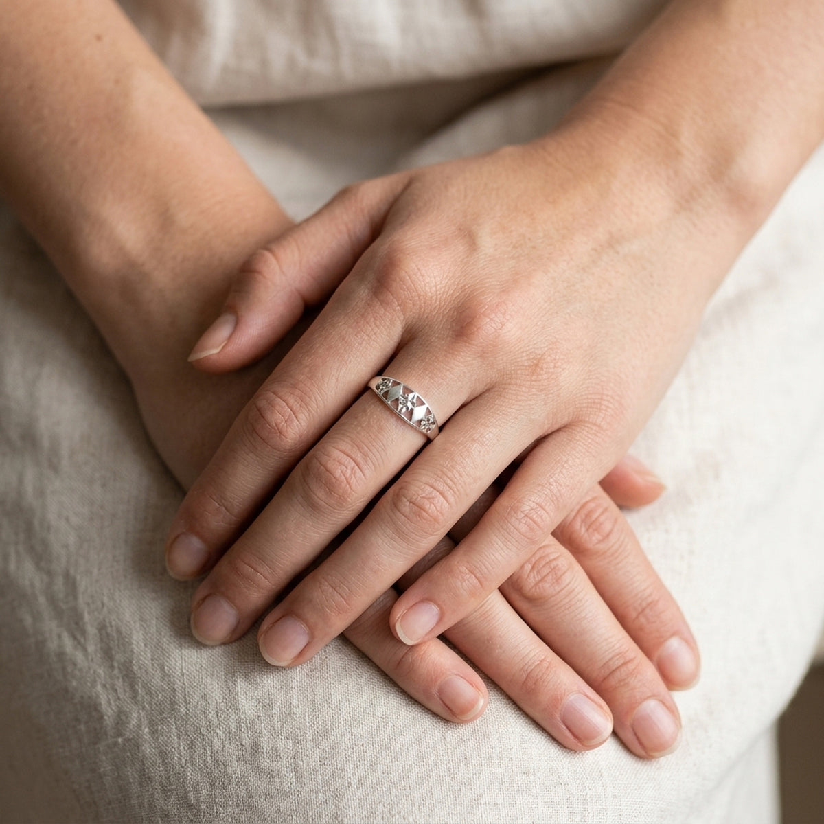Ring Muster ausgestanzt matt-glänzend diamantiert rhodiniert – 925er Silber, 7 mm – an der Hand getragen, zweite Lifestyle-Aufnahme in anderer Perspektive