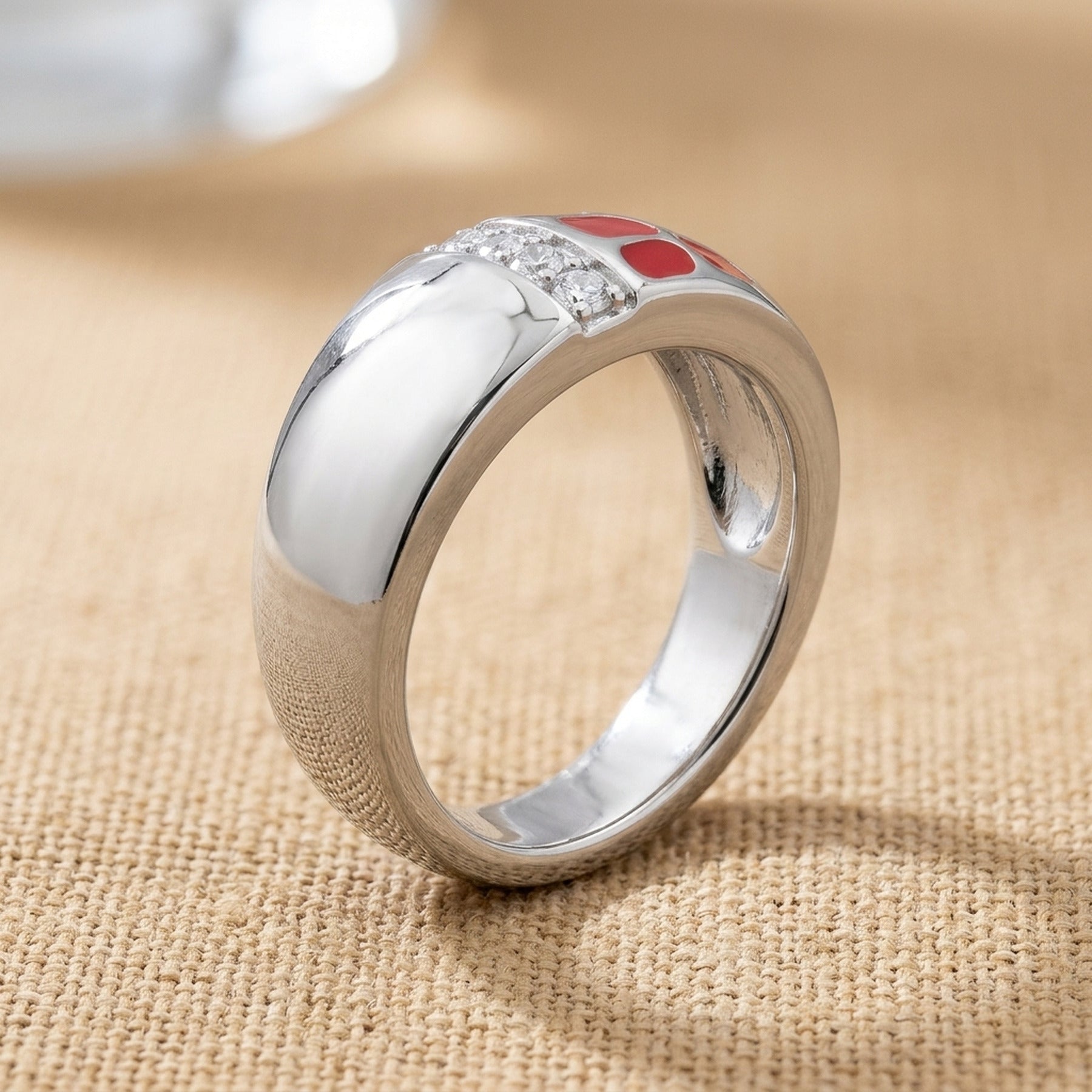 Ring mit roter Lackeinlage und 4 Zirkonia – 925er Silber, 7 mm – Detailansicht des Rings vor neutralem Hintergrund