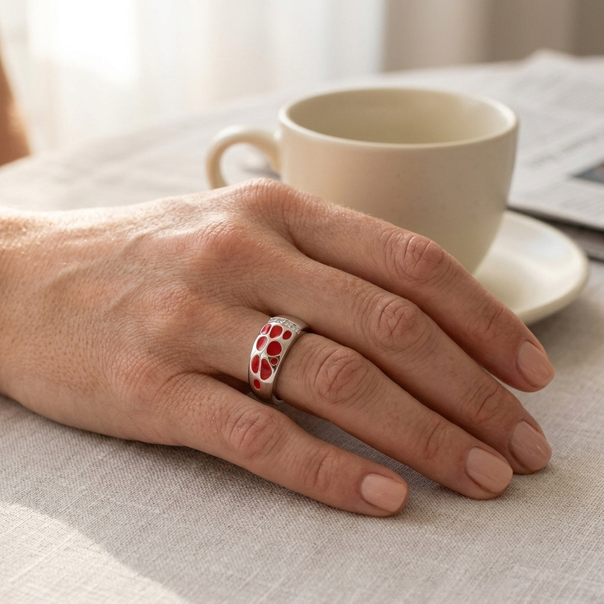 Ring mit roter Lackeinlage und 4 Zirkonia – 925er Silber, 7 mm – an der Hand getragen, natürliche Lifestyle-Aufnahme