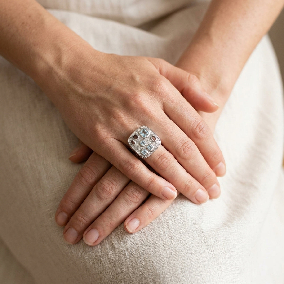 Ring mit aqua- und weißen Zirkonia im Viereck-Design – 925er Silber, 18 mm – an der Hand getragen, zweite Lifestyle-Aufnahme in anderer Perspektive
