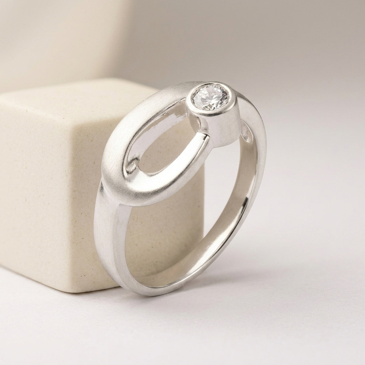 Ring mit gefasstem Zirkonia, matt-glänzend – 925er Silber, 9 mm – Detailansicht des Rings vor neutralem Hintergrund