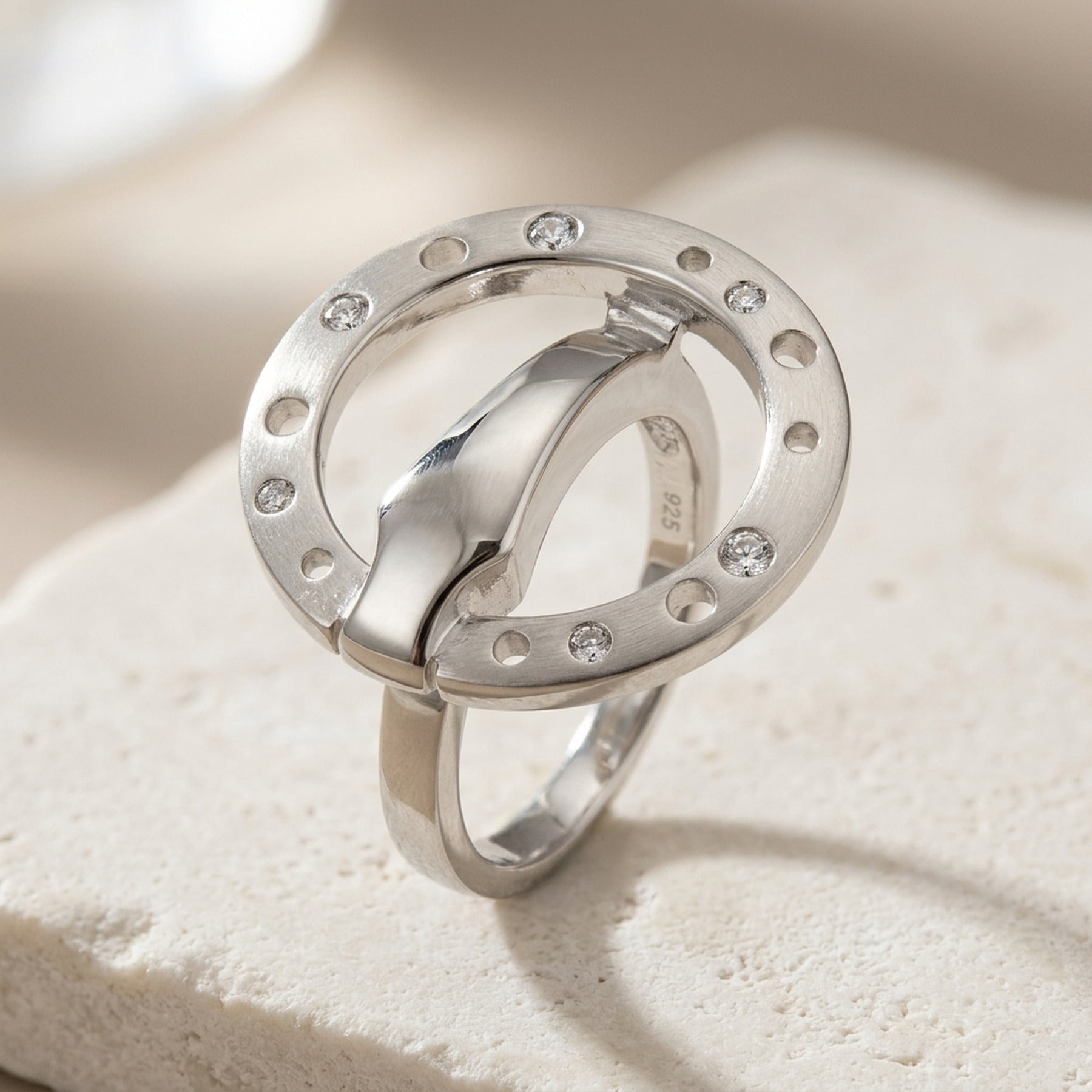 Ring mit Zirkonia mattiert rhodiniert – 925er Silber, 22 mm – Detailansicht des Rings vor neutralem Hintergrund