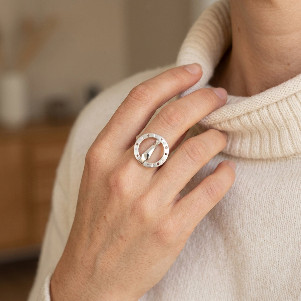 Ring mit Zirkonia mattiert rhodiniert – 925er Silber, 22 mm – an der Hand getragen, natürliche Lifestyle-Aufnahme