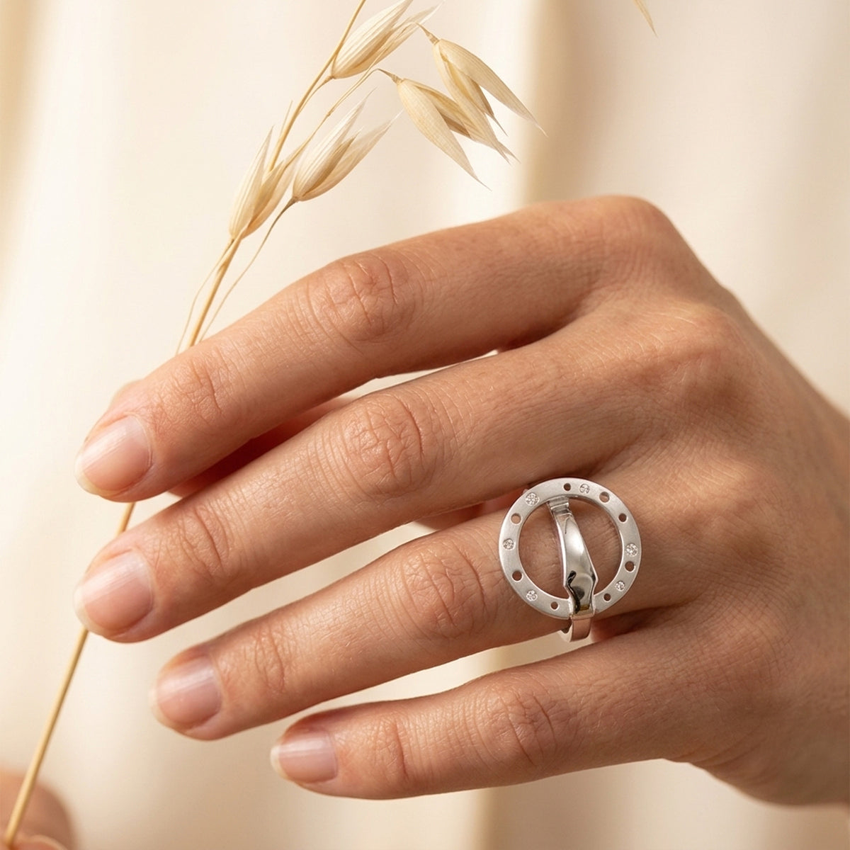 Ring mit Zirkonia mattiert rhodiniert – 925er Silber, 22 mm – an der Hand getragen, zweite Lifestyle-Aufnahme in anderer Perspektive