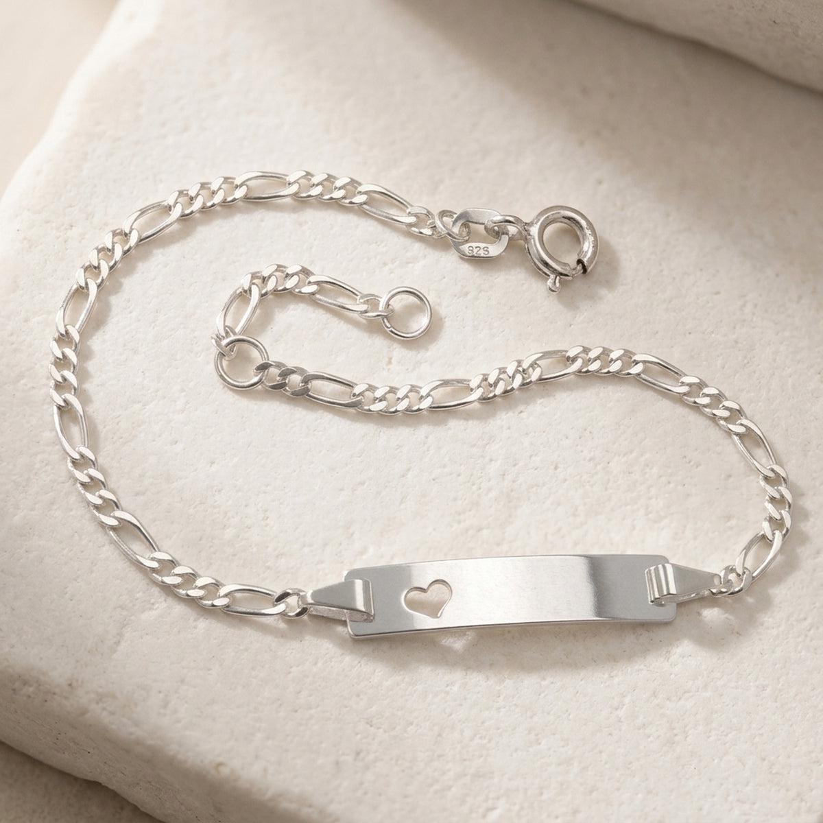 Armband Schildarmband mit Herz – 925er Silber, ca. 2,3 mm – Detailansicht des Armbands vor neutralem Hintergrund
