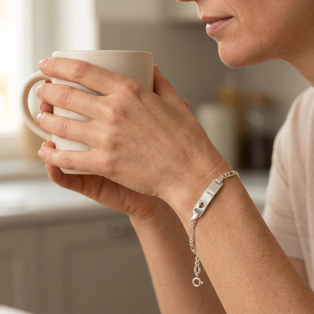 Armband Schildarmband mit Herz – 925er Silber, ca. 2,3 mm – am Handgelenk getragen, natürliche Lifestyle-Aufnahme