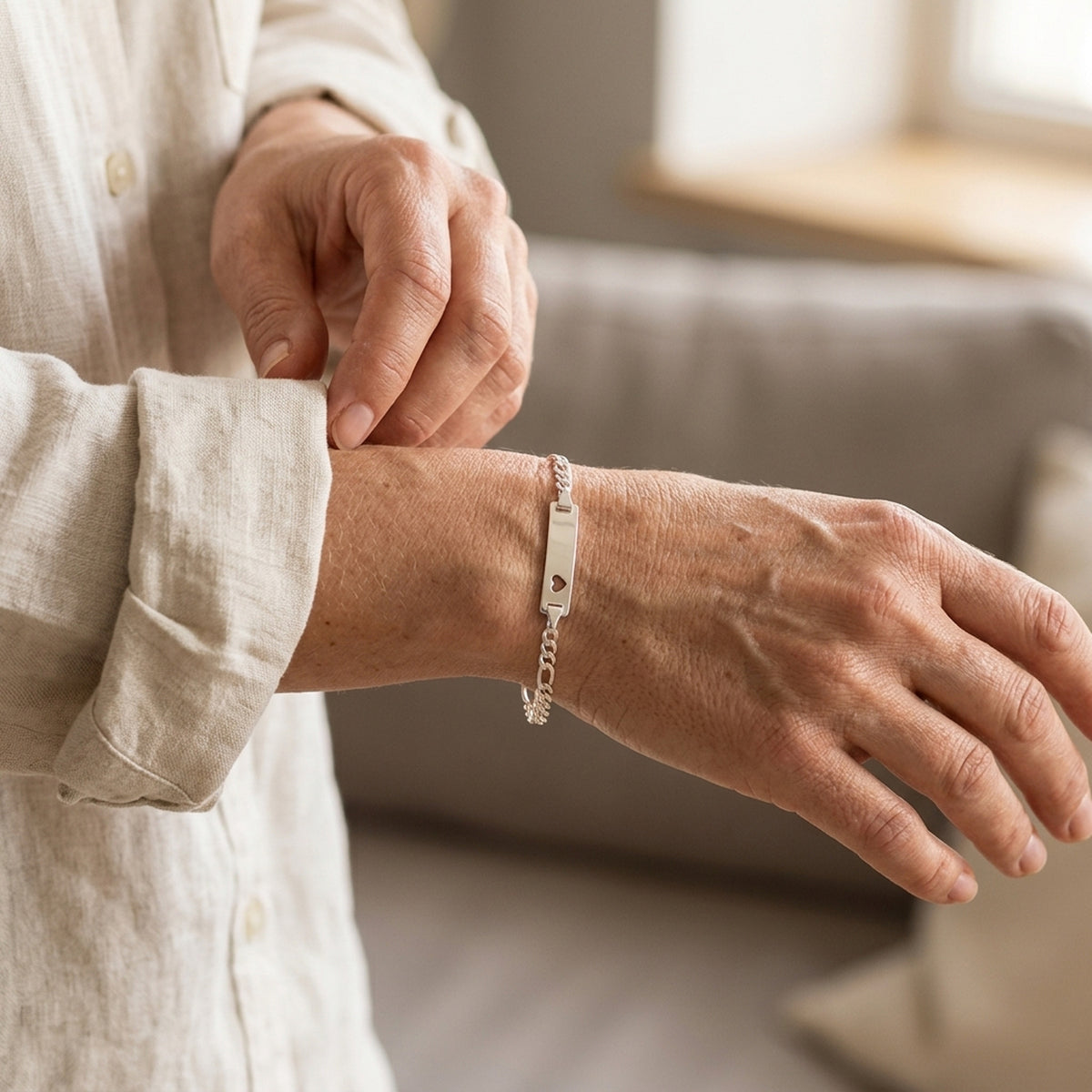 Armband Schildarmband mit Herz – 925er Silber, ca. 2,3 mm – am Handgelenk getragen, zweite Lifestyle-Aufnahme in anderer Perspektive