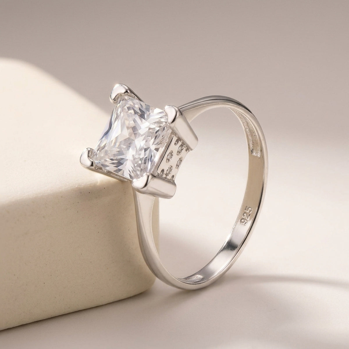 Zirkonia-Ring – 925er Silber, 8 mm – Detailansicht des Rings vor neutralem Hintergrund
