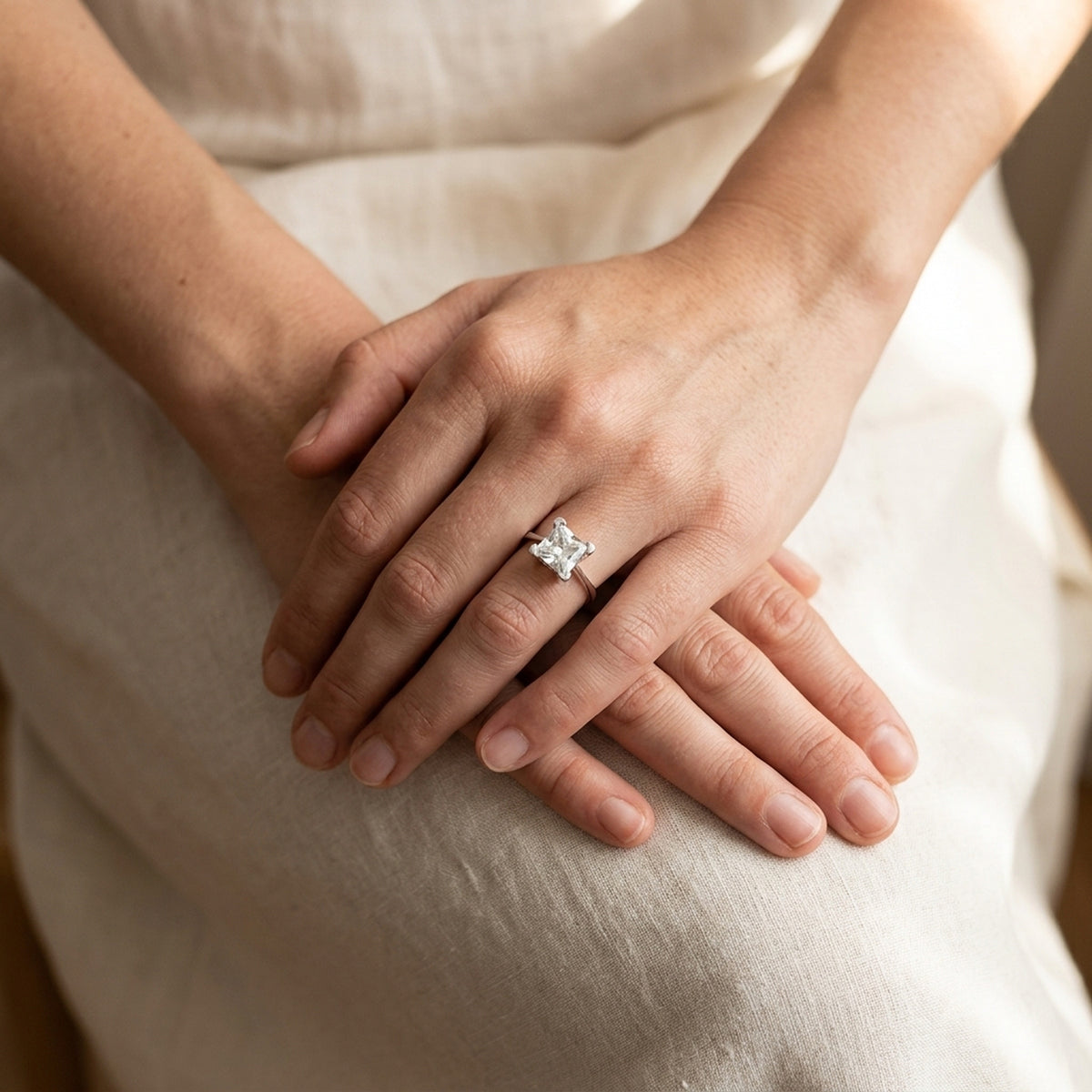 Zirkonia-Ring – 925er Silber, 8 mm – an der Hand getragen, zweite Lifestyle-Aufnahme in anderer Perspektive